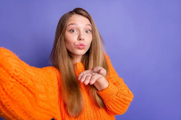 Selfie Joven Funky Chica Adolescente Desgaste Naranja Suéter Enviar Aire — Foto de Stock