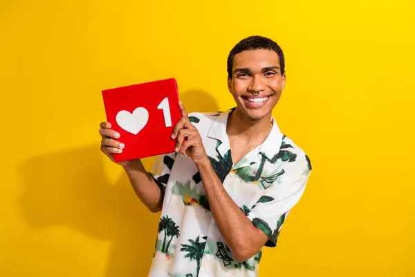 Foto Homem Feixe Dentes Com Piercing Vestido Camisa Impressão Palma — Fotografia de Stock