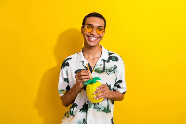 スタイリッシュな服を着た陽気な男の写真 手持ちのおいしいカクテルをお楽しみください 夏のリラックスチル 黄色の背景に隔離 — ストック写真