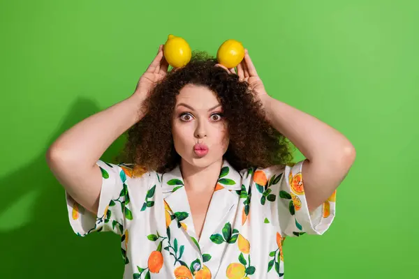 Photo Pretty Adorable Girl Pouted Lips Arms Hold Fresh Lemons — Stock Photo, Image