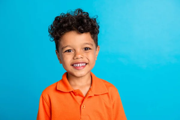 Porträt Positiver Fröhlicher Junge Lächelt Auf Kamera Isoliert Über Blauem — Stockfoto