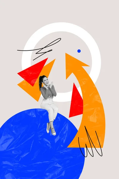 バックグラウンドで孤立したブルーサークルに座って興奮する若い女性の垂直創造的な複合イラスト写真コラージュ — ストック写真