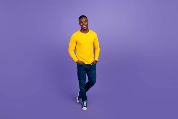 Ganzheitliche Foto Von Positiven Fröhlichen Mann Gekleidet Gelbes Hemd Stehend — Stockfoto