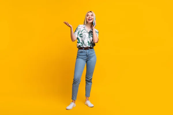 Πλήρης Φωτογραφία Μεγέθους Ικανοποιημένη Θετική Κοπέλα Φορούν Print Shirt Denim — Φωτογραφία Αρχείου