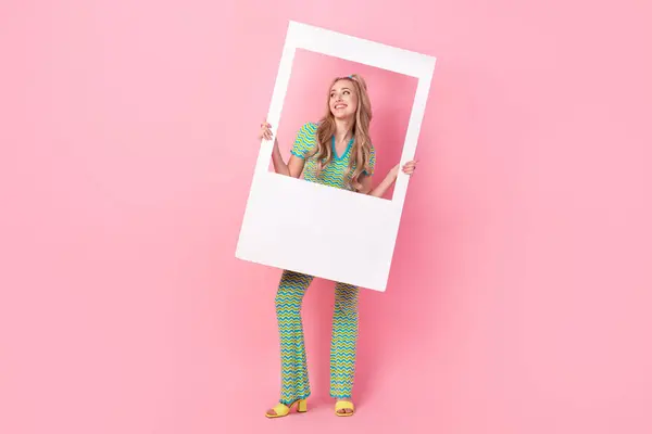 美しい若い女性の写真フレームの完全な長さの写真 興味深い一見ピンク色の背景で隔離されたスタイリッシュな緑の印刷物の衣服 — ストック写真
