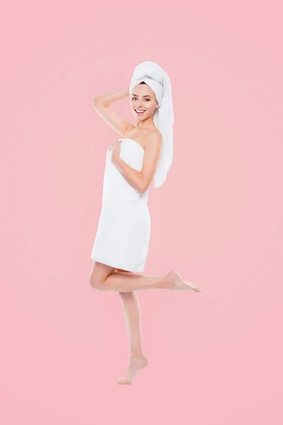 全长肖像的漂亮调情的女人在毛巾和头巾的头部摆在白色背景被隔离的腿上 — 图库照片