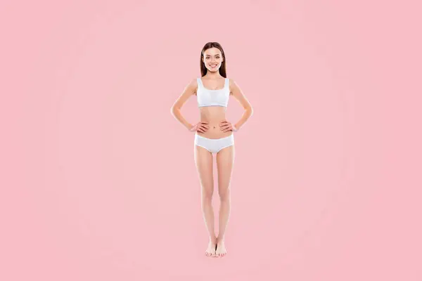 Das Ganzkörperporträt Einer Schlanken Frau Baumwollunterwäsche Bikini Zeigt Den Idealen — Stockfoto