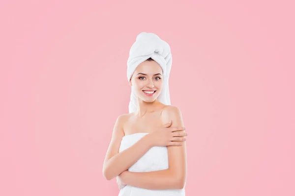 頭に白い背景に分離カメラ目線の柔らかい肌を楽しんでいるに触れるシャワー後タオルでかなりブルネットの少女のコピー スペースを持つ肖像画 — ストック写真