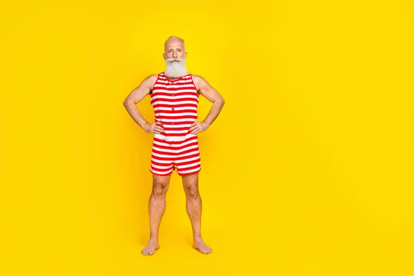 Ganzes Foto Von Lustigen Selbstbewussten Älteren Kerl Gekleidet Gestreiften Roten — Stockfoto