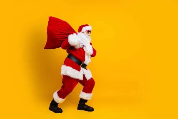 Ganzkörper Foto Von Großvater Weihnachtsmann Tragen Roten Sack Geschenke Für — Stockfoto