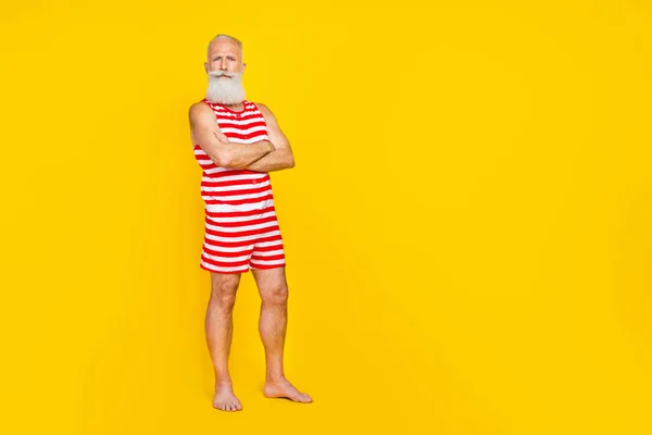 Ganzes Foto Von Verdächtigen Ernsthaften Älteren Kerl Gekleidet Gestreiften Roten — Stockfoto