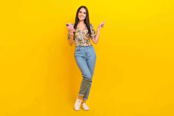 Lunghezza Completa Foto Bella Ragazza Indossare Camicetta Jeans Tenere Smartphone — Foto Stock