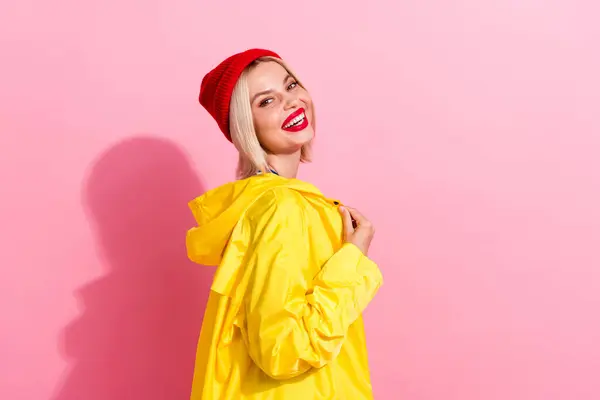 Seitenfoto Von Lächelnden Dame Blonde Haare Versuchen Ihre Gelbe Stilvolle — Stockfoto