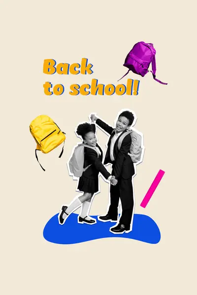 プラカードコラージュ広告は 学校に戻って2人の子供たちが一緒に腕を踊り ベージュ色の背景に隔離されたブランドのバックパックを着用します — ストック写真