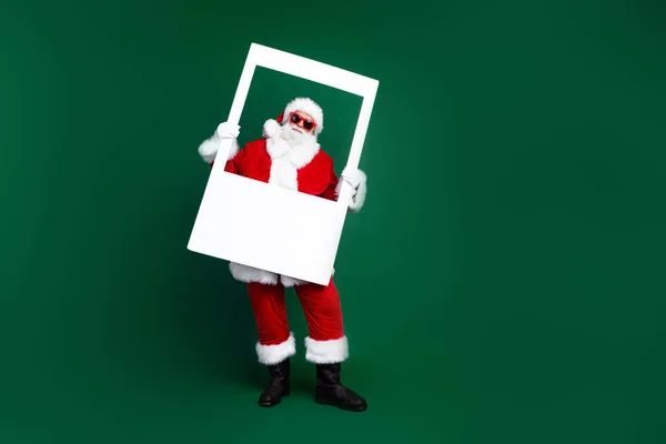 Full Längd Foto Positivt Gott Humör Santa Klädd Röd Kostym — Stockfoto