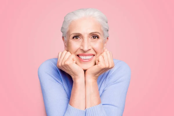 灰色头发的画像愉快的美丽的老太太与灿烂的微笑 健康的牙齿 孤立的紫色背景 — 图库照片