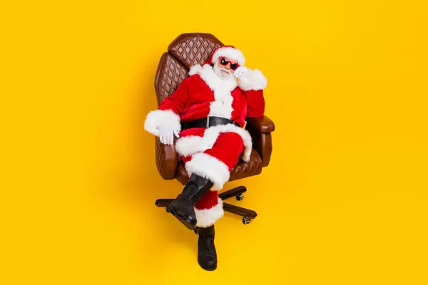 Plná Délka Fotografie Santa Claus Sedí Křesle Sluneční Brýle Červená — Stock fotografie