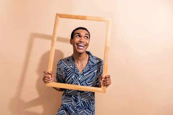 Photo Portrait Handsome Young Guy Hold Frame Look Empty Space — Stock Photo, Image