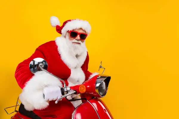 Foto Roliga Glada Hipster Santa Claus Ridning Moped Snabb Hastighet — Stockfoto