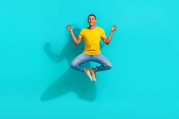 精力充沛的人跳跃的全长肖像在生机勃勃的蓝绿色背景上沉思 — 图库照片