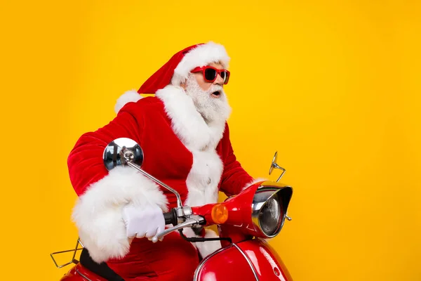 Porträtt Roliga Santa Claus Rida Moped Snabb Hastighet Reser Runt — Stockfoto