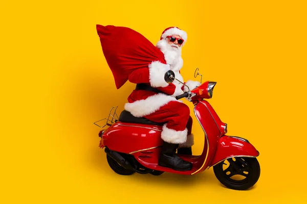 Kendinden Emin Motosiklet Sürücüsü Fotoğrafı Kırmızı Noel Baba Kostümü Giy — Stok fotoğraf