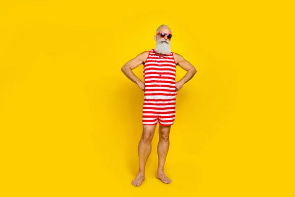 Ganzes Foto Von Flippigen Selbstbewussten Älteren Kerl Gekleidet Gestreiften Roten — Stockfoto