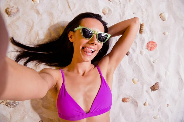 Bayan Turistin Iyi Selfie Portresi Yaz Tatilinde Güneşlenirken Izole Edilmiş — Stok fotoğraf