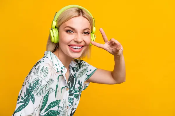 甘いかわいい女性の写真は Signカバーアイ空のスペースを示すプリントシャツのヘッドフォンを着用しています イエローカラーの背景 — ストック写真