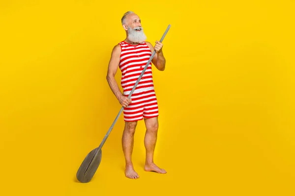 Ganzes Foto Von Sportlichen Rentner Badeanzug Sup Boot Surfen Ruder — Stockfoto