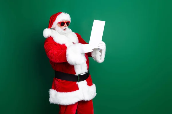 Foto Impressionato Divertente Babbo Natale Vestito Costume Rosso Lettura Nuovo — Foto Stock