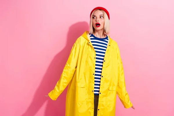 Foto Von Schockiert Erstaunt Mädchen Tragen Gestreifte Gelbe Outfit Suchen — Stockfoto