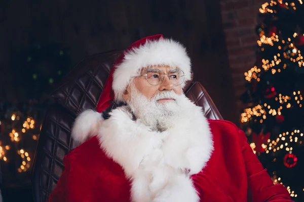 Bilde Godt Humør Gjennomtenkt Santa Claus Kledd Rødt Kostyme Briller – stockfoto