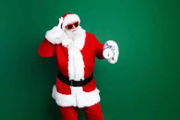 Foto Funky Impressionato Santa Vestito Costume Rosso Mostrando Nuovo Anno — Foto Stock