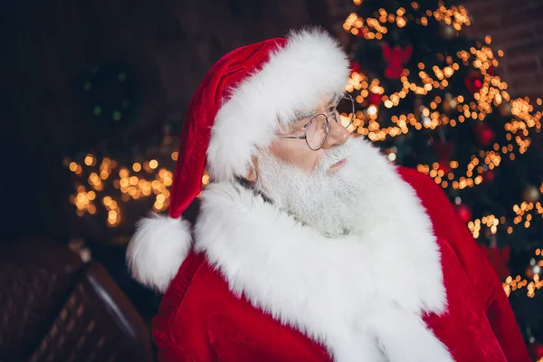 Φωτογραφία Από Σοβαρή Αυτοπεποίθηση Santa Claus Ντυμένοι Κόκκινα Γυαλιά Σκέψης — Φωτογραφία Αρχείου