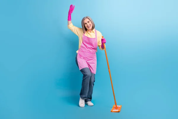 Piena Lunghezza Foto Positivo Invecchiato Persona Tenere Mop Lavare Pavimento — Foto Stock