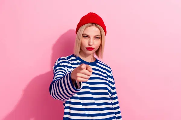 Retrato Chica Joven Estricta Hipster Usar Gorra Elegante Rojo Señalando — Foto de Stock