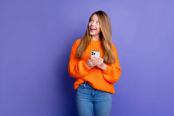 アップルスマートフォンを使用して驚いた若い十代の少女の写真 興味深いインターネットの空のスペースニュース バイオレット色の背景で隔離 — ストック写真