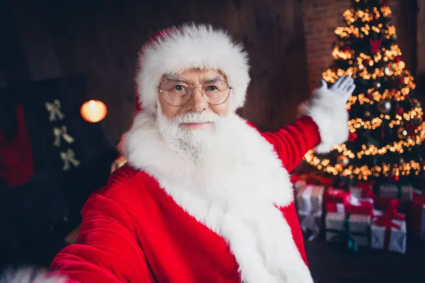 ファンキーな良い気分サンタクロースの写真 赤いアイウェアの記録ビデオ クリスマス北極の家の屋内で腕の木を示すブロギング — ストック写真