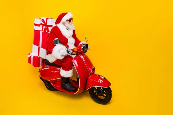 Full Längd Skott Santa Claus Farfar Ser Nyhet Leverera Noel — Stockfoto