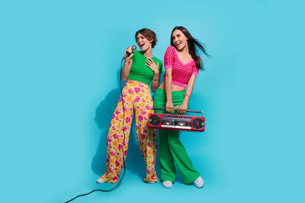 Full Body Cadre Two Cute Nice Pretty Young Girls Sing — Stock Photo, Image