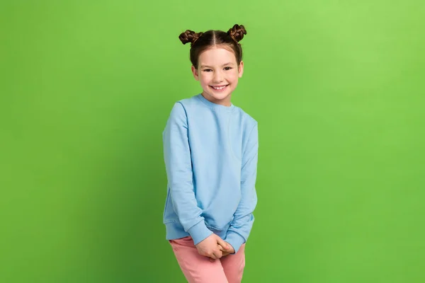 Portrait Von Kleinen Mädchen Mit Braunen Brötchen Frisur Tragen Blaues — Stockfoto