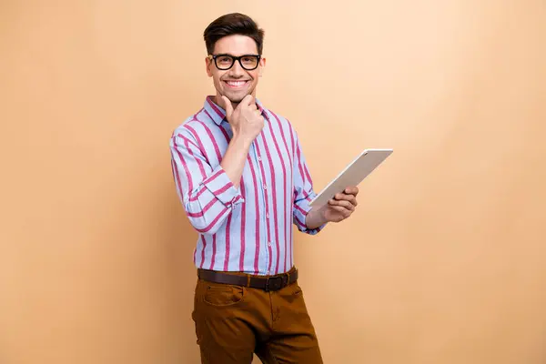 Portret Przystojnego Inteligentnego Biznesmena Dotykającego Twarzy Podbródka Myślącego Przeglądającego Tablet — Zdjęcie stockowe
