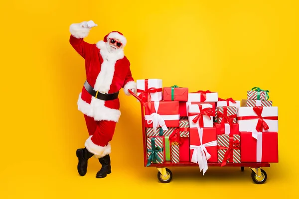 Plná Délka Fotografie Santa Slavit Šťastný Nový Rok Dědeček Drží — Stock fotografie