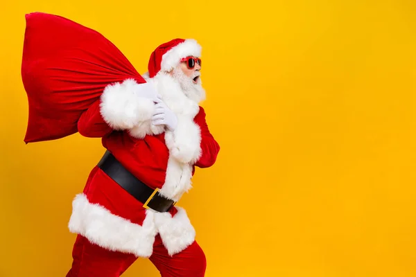 Foto Santa Claus Vacaciones Llevar Gran Bolsa Navidad Roja Llevar — Foto de Stock