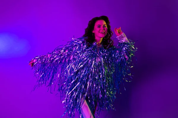 Φωτογραφία Από Ξέγνοιαστη Γοητευτική Κυρία Φορούν Tinsel Σακάκι Έχοντας Disco — Φωτογραφία Αρχείου
