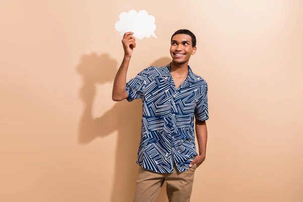 Foto Porträt Von Attraktiven Jungen Mann Halten Blick Papierwolken Gekleidet — Stockfoto
