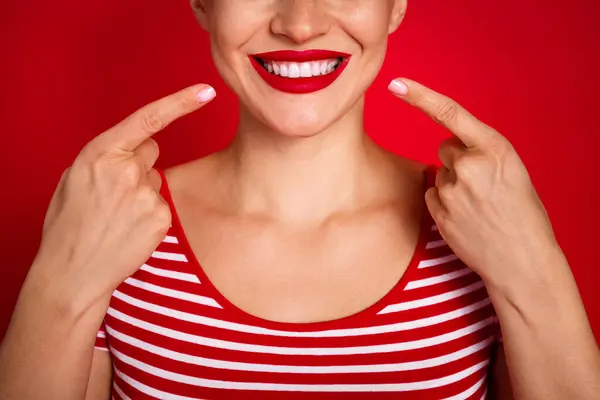 Закрыть Обрезанное Фото Веселой Кавказской Девушки Указывающей Пальцами Идеальную Голливудскую — стоковое фото