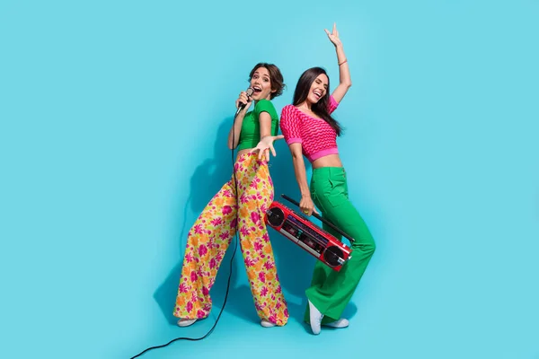 Ganzkörperfoto Von Zwei Hübschen Mädchen Konzert Schöne Berühmte Berühmtheit Singen — Stockfoto