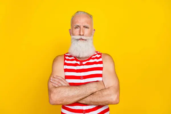 Foto Von Zweifelhaften Unsicher Älteren Mann Gekleidet Gestreiften Roten Badeanzug — Stockfoto